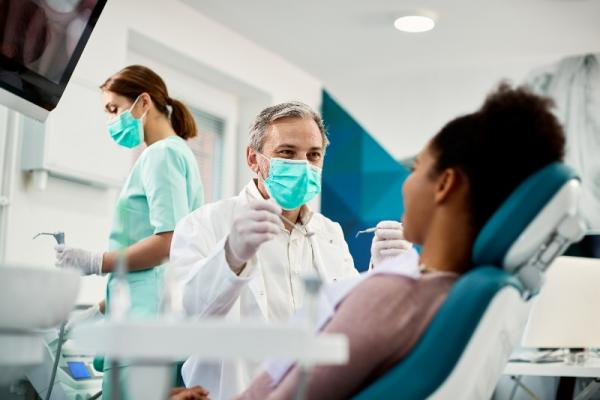 Un assistant dentaire peut il travailler dans un cabinet dentaire à titre libéral? 